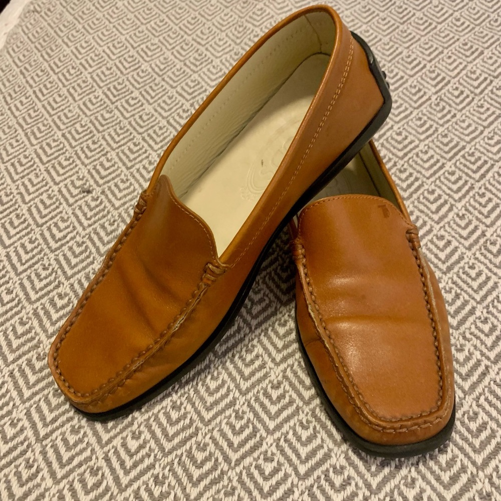 Women’s Tods leather loafers size 36.5 fit like a 6.5B